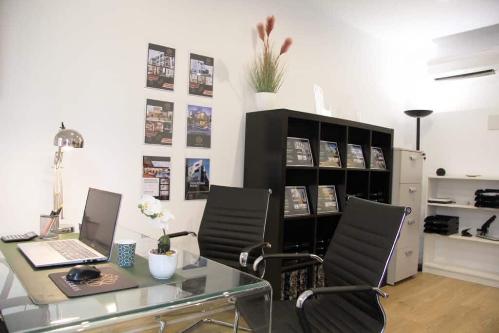 Sobre nosotros, disponemos de un escritorio de oficina de cristal.